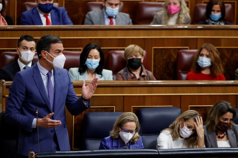 Premier Pedro Sanchez przemawia w hiszpańskim parlamencie /JAVIER LIZON /Agencja FORUM
