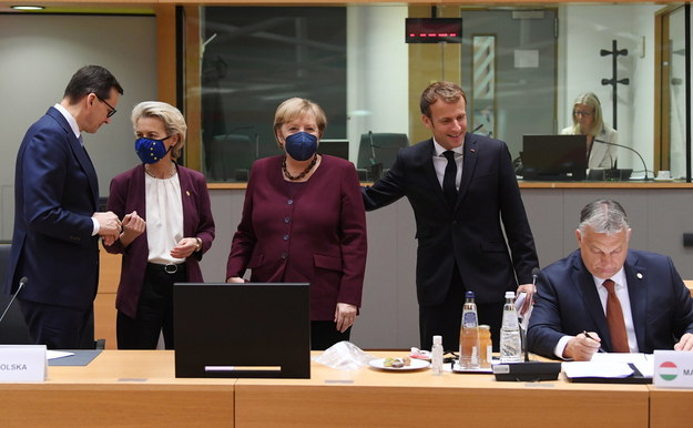 Premier Polski Mateusz Morawiecki, szefowa Komisji Europejskiej Ursula von der Leyen, kanclerz Niemiec Angela Merkel, a także prezydent Francji Emmanuel Macron i premier Wegier Wiktor Orban podczas unijnego szczytu. /JOHN THYS/POOL /PAP/EPA
