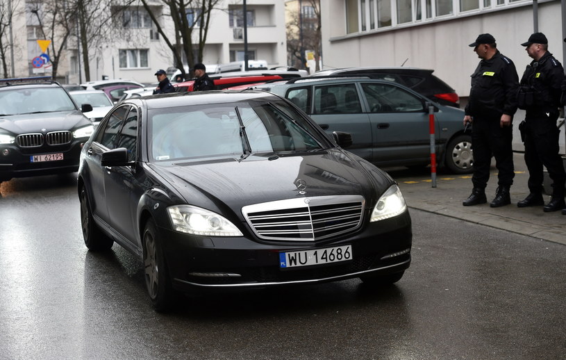 Premier przywieziono na zeznania Mercedesem klasy S /Jacek Bednarczyk /PAP