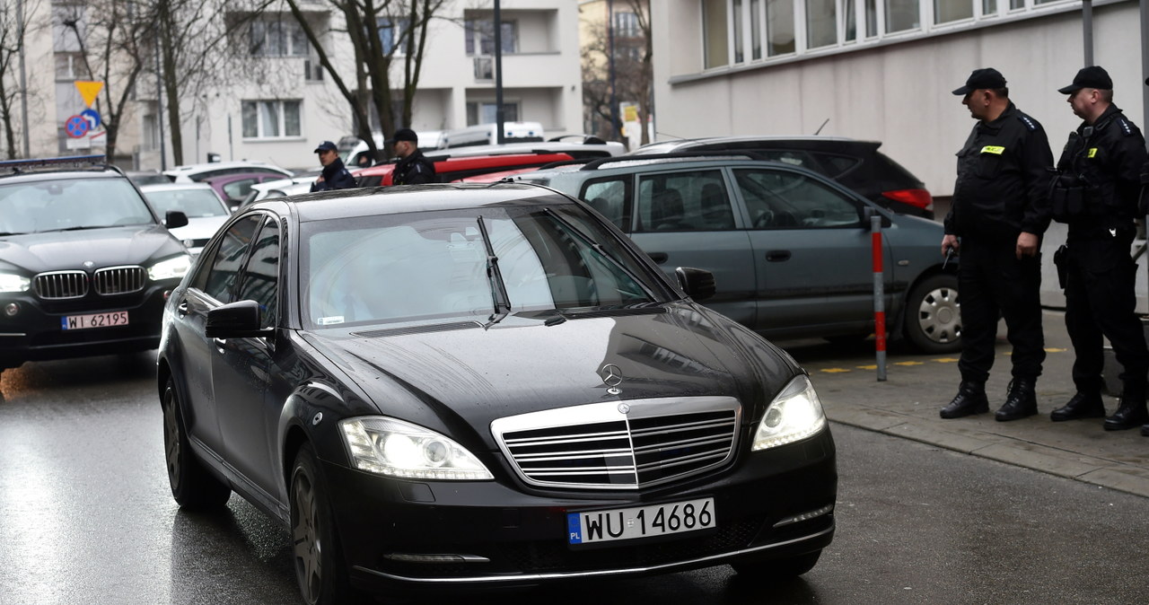 Premier przywieziono na zeznania Mercedesem klasy S /Jacek Bednarczyk /PAP