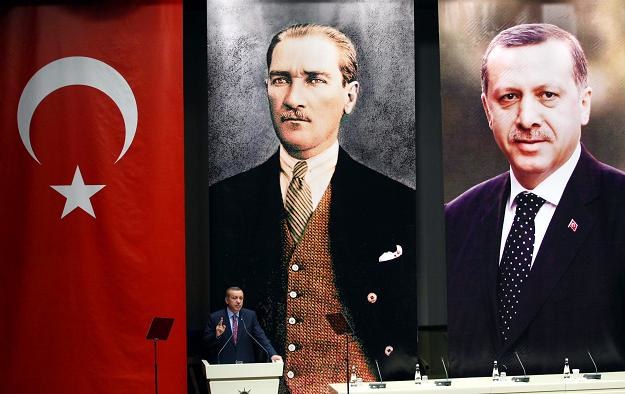Premier Recep Tayyip Erdogan przemawia na tle portretów Mustafy Kemala Ataturka (L) i swojego /AFP