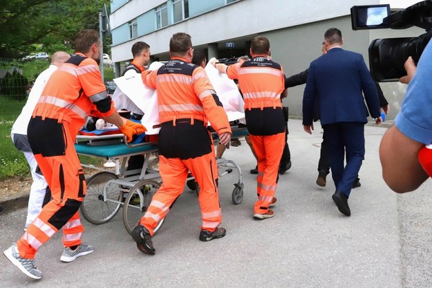 Premier Robert Fico został przewieziony do szpitala w Bańskiej Bystrzycy /AFP/EAST NEWS