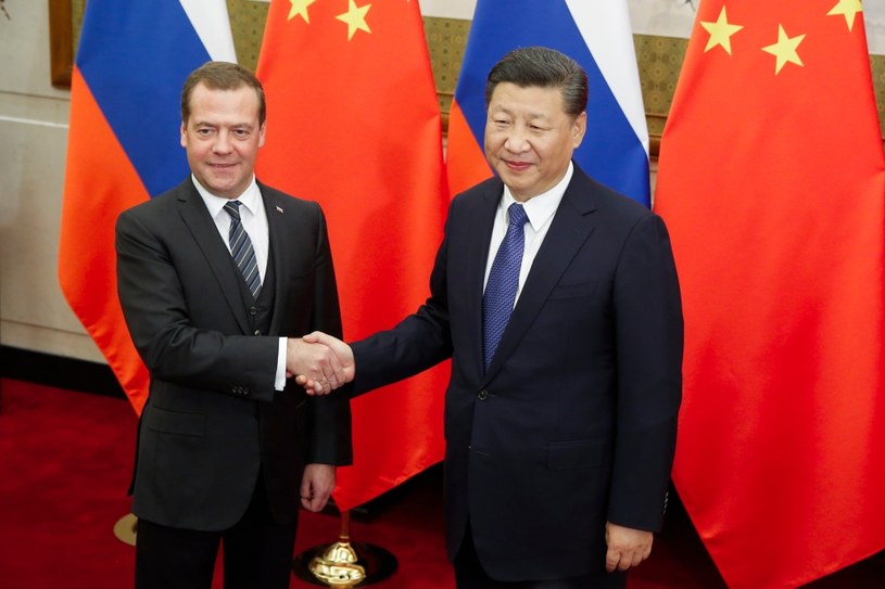 Premier Rosji Dmitrij Miedwiediew i prezydent Chin Xi Jinping /THOMAS PETER /AFP