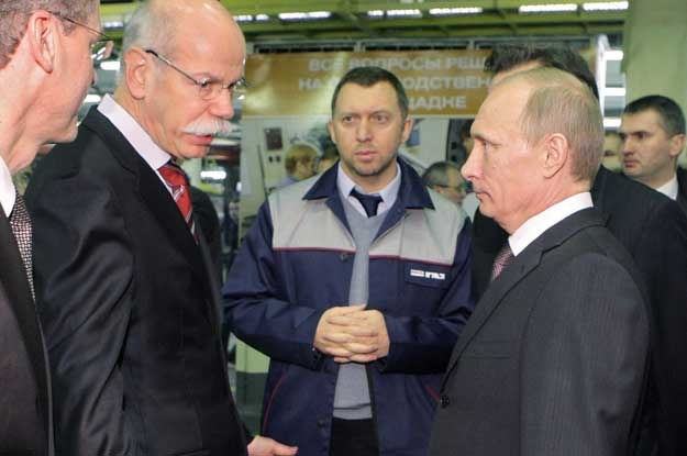 Premier Rosji Władimir Putin i prezes Daimlera Dieter Zetsche zwiedzają fabrykę GAZ /AFP