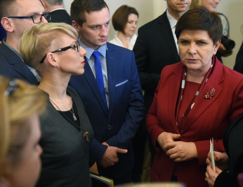 Premier RP Beata Szydło podczas spotkania z przedstawicielami Polonii w ambasadzie RP w Hadze /Radek Pietruszka /PAP
