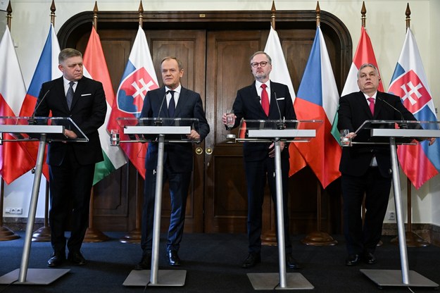 Premier RP Donald Tusk (2L), premier Czech Petr Fiala (2P), premier Słowacji Robert Fico (L) i premier Węgier Victor Orban (P) podczas konferencji prasowej, po spotkaniu w Pradze /Radek Pietruszka /PAP