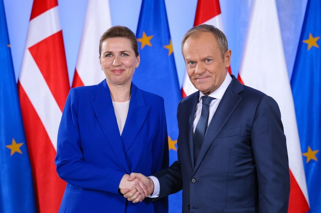 Premier RP Donald Tusk (P) i premier Danii Mette Frederiksen (L) podczas powitania przed spotkaniem w KPRM /Paweł Supernak /PAP
