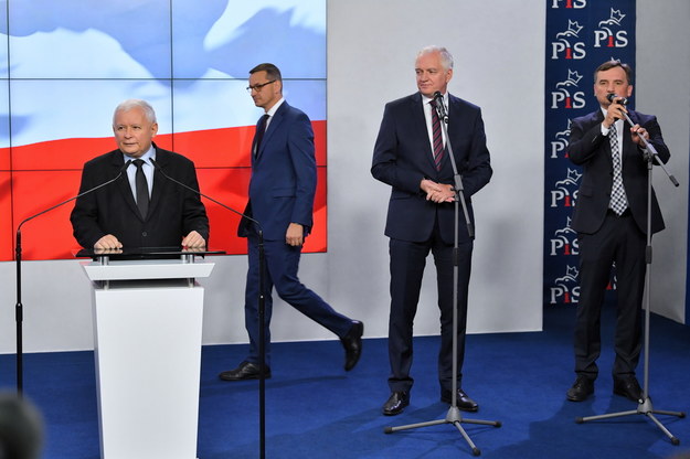 Premier RP Mateusz Morawiecki (2L), prezes Prawa i Sprawiedliwości Jarosław Kaczyński (L), prezes Solidarnej Polski Zbigniew Ziobro (P) oraz prezes Porozumienia Jarosław Gowin (2P) podczas oświadczenia dla mediów dot. podpisania umowy koalicyjnej Zjednoczonej Prawicy