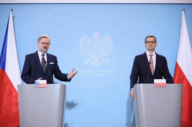 Premier RP Mateusz Morawiecki i premier Republiki Czeskiej Petr Fiala podczas wspólnej konferencji prasowej / 	Leszek Szymański    /PAP