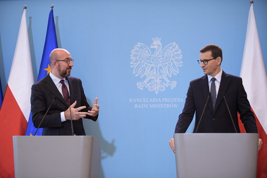 Premier RP Mateusz Morawiecki i Przewodniczący Rady Europejskiej Charles Michel podczas konferencji prasowej po spotkaniu w kancelarii premiera w Warszawie. / 	Marcin Obara  /PAP