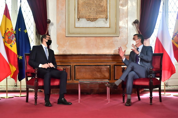Premier RP Mateusz Morawiecki (L) i premier Hiszpanii Pedro Sanchez Perez-Castejon (P) podczas spotkania w miejskim Ratuszu w Madrycie /Andrzej Lange /PAP