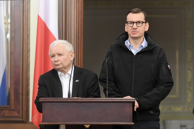 Premier RP Mateusz Morawiecki (P) oraz wicepremier RP Jarosław Kaczyński (L) wzięli udział w konferencji prasowej po spotkaniu premierów państw UE w Kijowie /Andrzej Lange /PAP