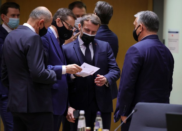 Premier RP Mateusz Morawiecki, prezydent Francji Emmanuel Macron i premier Węgier Viktor Orban podczas unijnego szczytu w Brukseli /OLIVIER MATTHYS / POOL /PAP/EPA