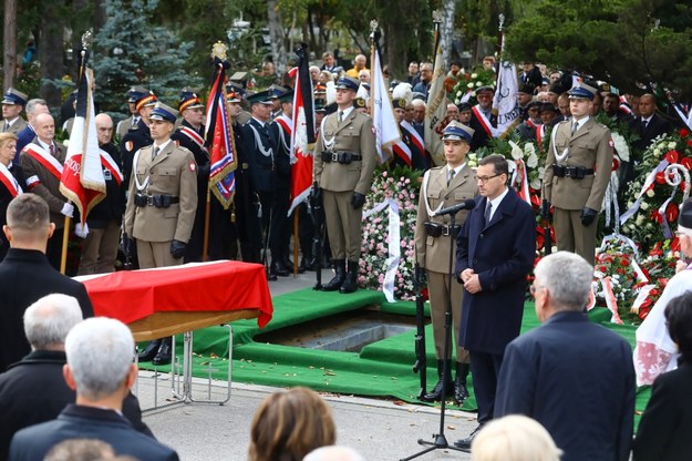 Premier RP Mateusz Morawiecki przemawia podczas uroczystości pogrzebowych po śmierci ojca, marszałka seniora Kornela Morawieckiego /Rafal Guz /PAP