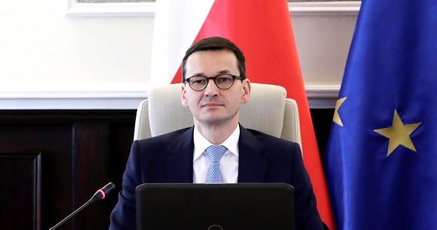 Premier RP Mateusz Morawiecki. Zmiana anturażu w KPRM - wróciły flagi UE /PAP