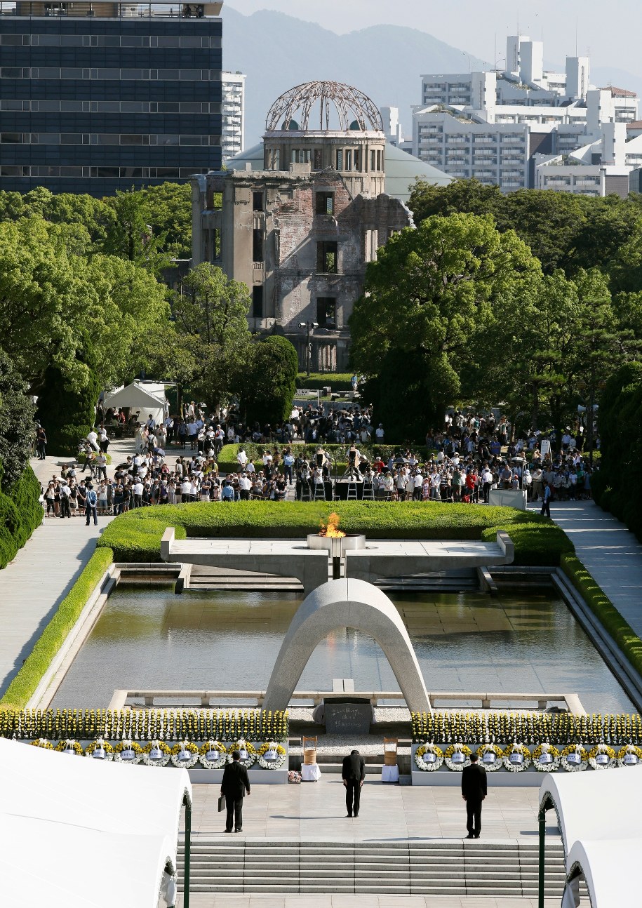 Premier Shinzo Abe oddaje hołd ofiarom /KIMIMASA MAYAMA /PAP/EPA
