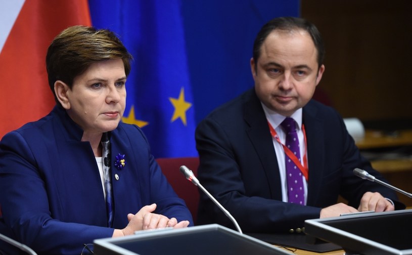 Premier Szydło i  wiceminister spraw zagranicznych Konrad Szymański /Radek Pietruszka /PAP