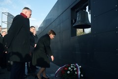 Premier Szydło wraz z ministrami złożyła kwiaty pod Muzeum Powstania Warszawskiego