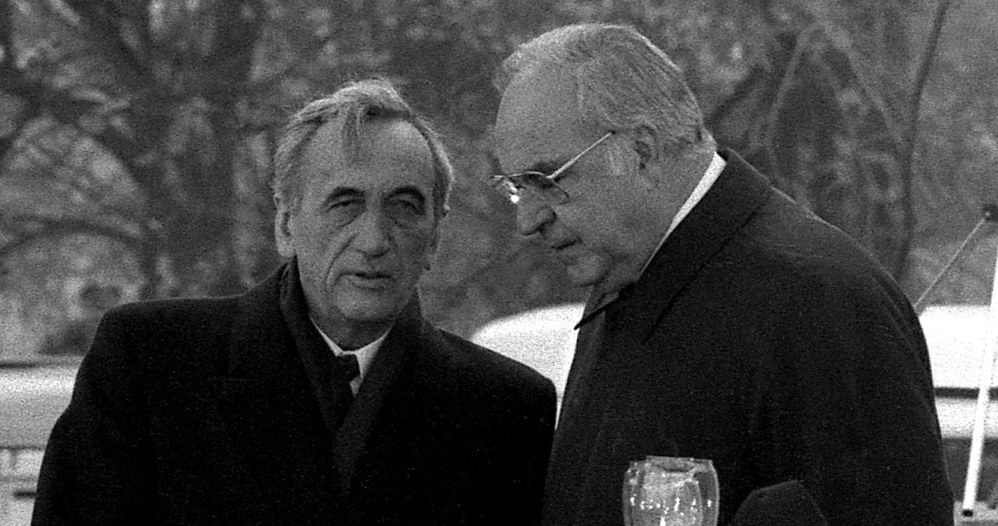 Premier Tadeusz Mazowiecki i kanclerz Helmut Kohl w trakcie mszy świętej w Krzyżowej /Tomasz Kosiorowski /Fotonova
