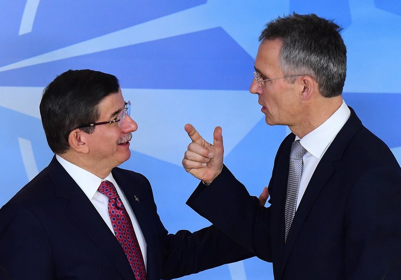 Premier Turcji Ahmet Davutoğlu i sekretarz generalny NATO Jens Stoltenberg /AFP