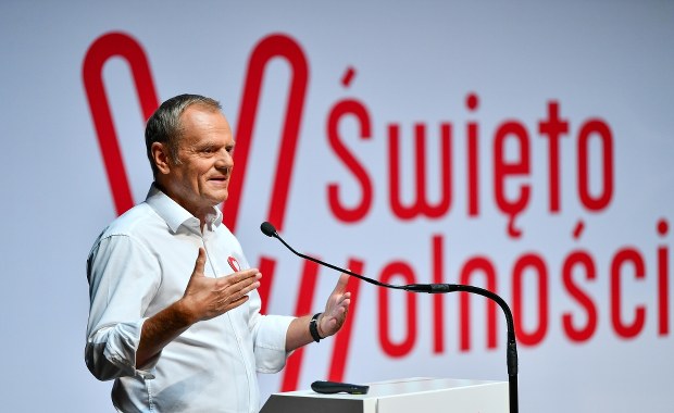 Premier: Tusk jest jak pyton, który tak przytula aż udusi