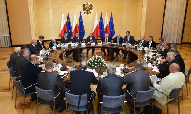 Premier Tusk na spotkaniu z górniczymi związkowcami /PAP/Radek Pietruszka    /PAP