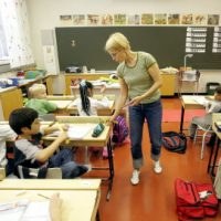 Premier Tusk obiecał nauczycielom, że w 2010 r. dostaną jedną podwyżkę w wysokości 7 proc. /AFP