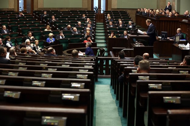 Premier Tusk przemawia do pustej sali sejmowej /Tomasz Gzell /PAP
