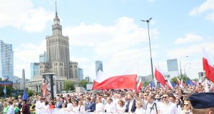 Premier Tusk zaprasza byłych premierów, zapowiada marsz. "Jarosław chyba nie odmówi?"