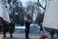 Premier Tusk złożył kwiaty pod pomnikiem ofiar katastrofy smoleńskiej