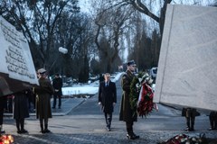 Premier Tusk złożył kwiaty pod pomnikiem ofiar katastrofy smoleńskiej