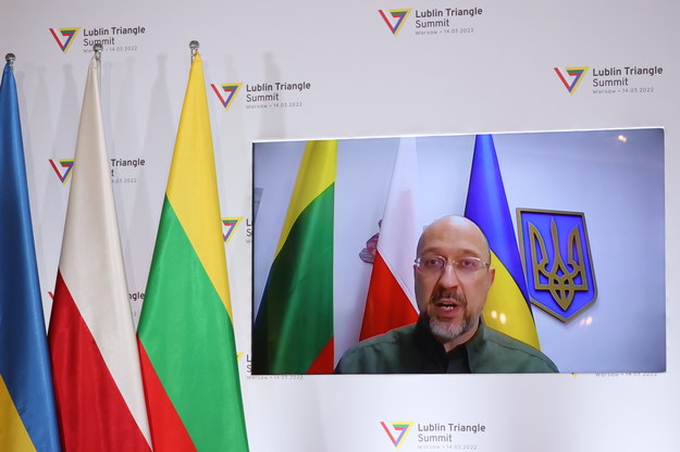 Premier Ukrainy Denys Szmyhal (na ekranie) podczas konferencji prasowej po spotkaniu Szefów Rządów Państw Trójkąta Lubelskiego / 	Leszek Szymański    /PAP