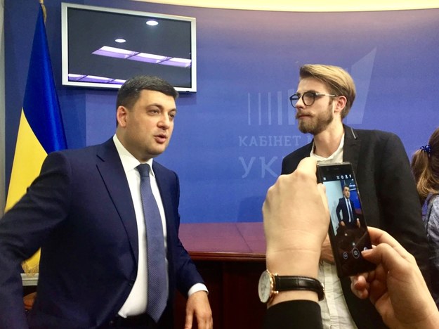 Premier Ukrainy  Wołodymyr Hrojsman rozmawia z dziennikarzem RMF FM Patrykiem Michalskim /RMF FM