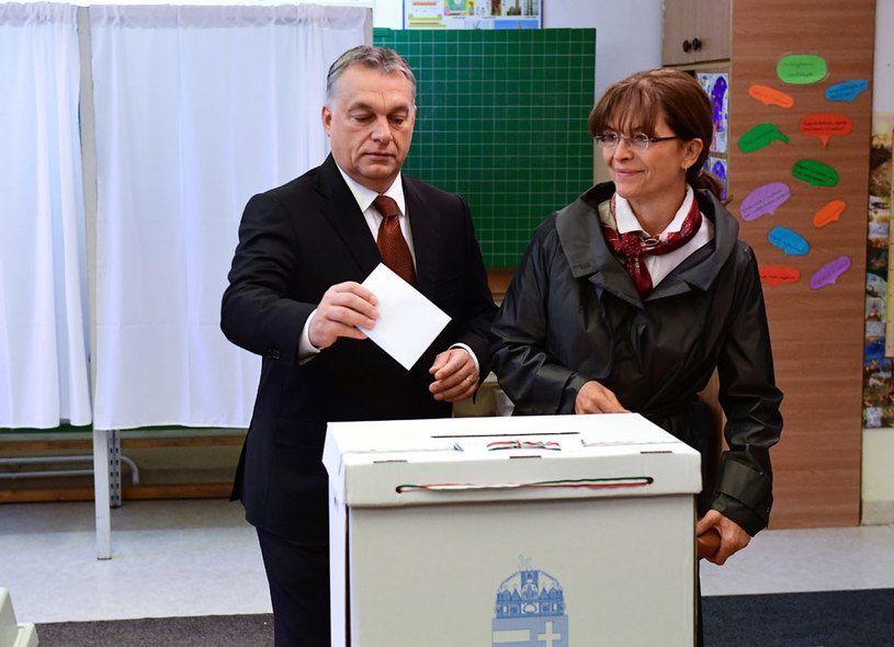 Premier Viktor Orban z małżonką Aniko Levai oddają głosy w referendum /AFP