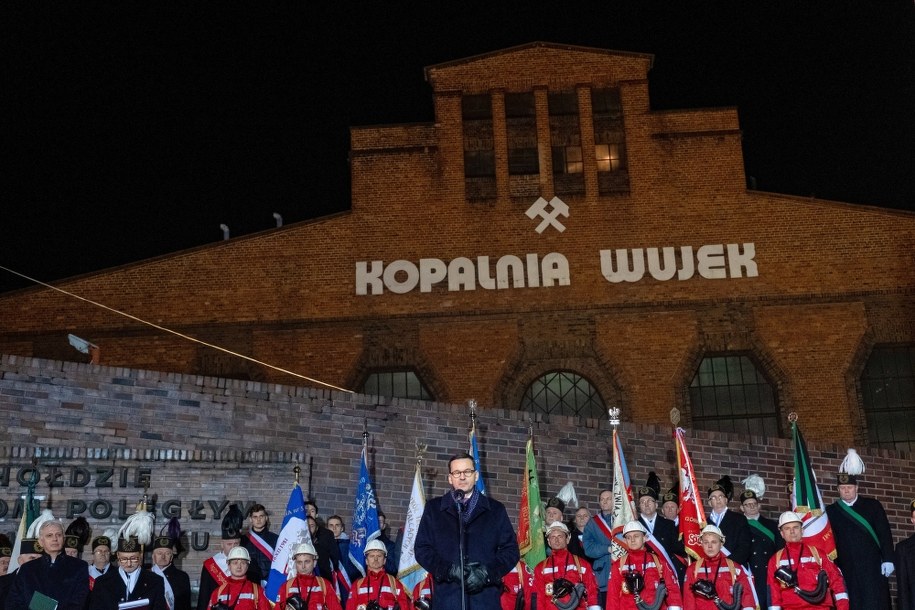 Premier w czasie uroczystości przed kopalnią "Wujek" /Hanna Bardo /PAP