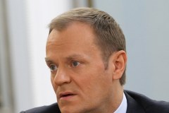 Premier w ogniu pytań śledczych z hazardowej 