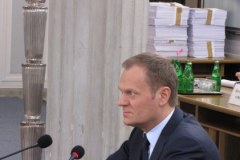 Premier w ogniu pytań śledczych z hazardowej 