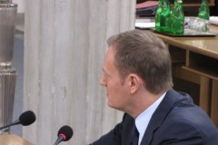 Premier w ogniu pytań śledczych z hazardowej 