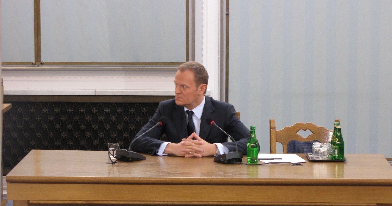 Premier w ogniu pytań śledczych z hazardowej 