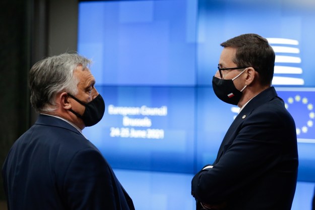 Premier Węgier Viktor Orban i polski premier Mateusz Morawiecki podczas szczytu unijnych przywódców w Brukseli /ARIS OIKONOMOU/POOL /PAP/EPA