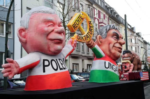 Premier Węgier Viktor Orban i prezes PiS Jarosław Kaczyński trzymają sierp i młot z napisem "Prawicowe dyktatury" /Friedemann Vogel /PAP/EPA
