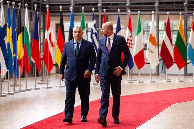 Premier Węgier Viktor Orban i szef Rady Europejskiej Charles Michel. /NICOLAS LANDEMARD /PAP/EPA