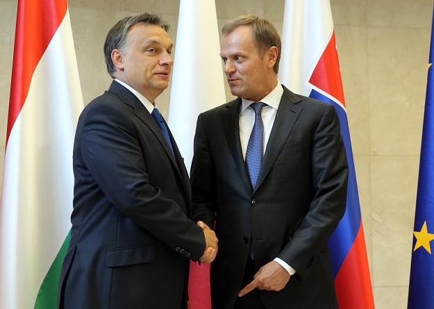 Premier Węgier Viktor Orban (L) i premier Polski Donald Tusk (P) dzisiaj w Brukseli /PAP