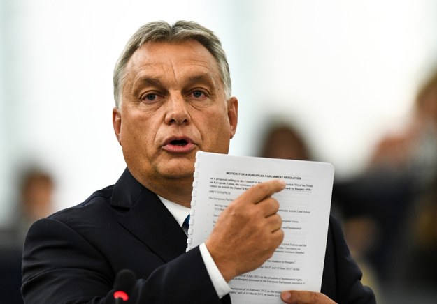 Premier Węgier Viktor Orban w czasie przemówienia na posiedzeniu Parlamentu Europejskiego /Patrick Seeger  /PAP/EPA
