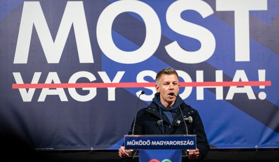 Premier Węgier zapowiada drastyczne cięcia wynagrodzeń polityków /Shutterstock