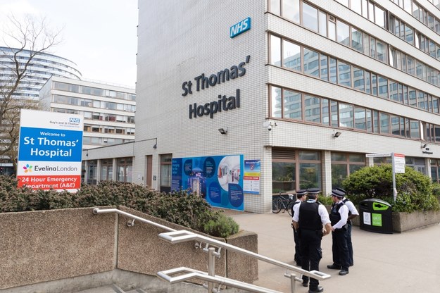 Premier Wielkiej Brytanii Boris Johnson jest leczony z powodu koronawirusa w szpitalu św. Tomasza /VICKIE FLORES /PAP/EPA