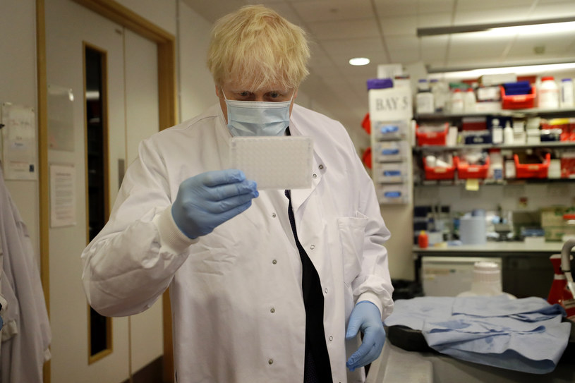 Premier Wielkiej Brytanii Boris Johnson kontroluje postępy prac nad szczepionką na koronawirusa /AFP