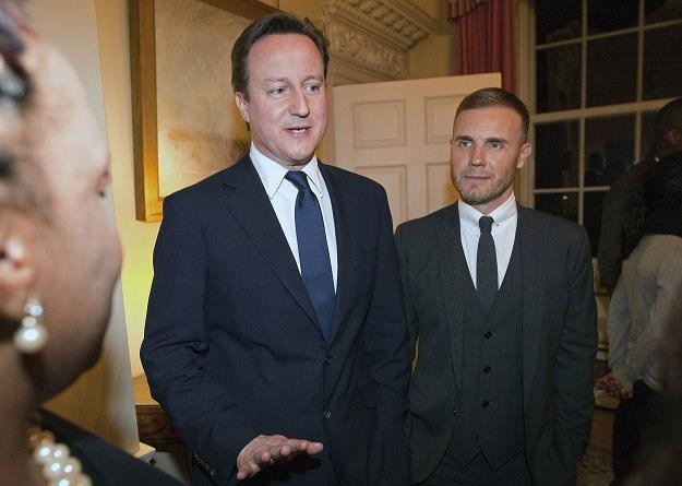 Premier Wielkiej Brytanii David Cameron (L) i piosenkarz Gary Barlow (P) /AFP