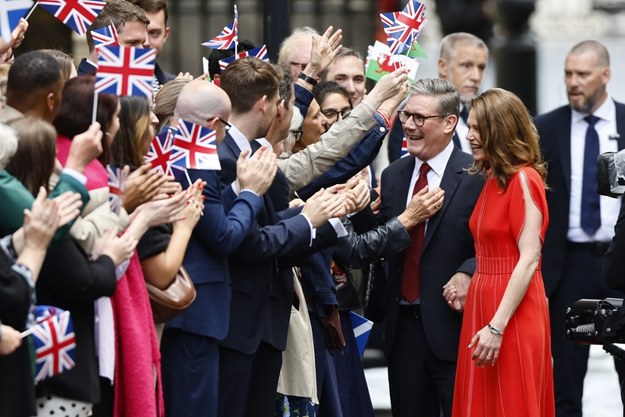 Premier Wielkiej Brytanii Keir Starmer z żoną Victorią witają się z wyborcami /	TOLGA AKMEN /PAP/EPA