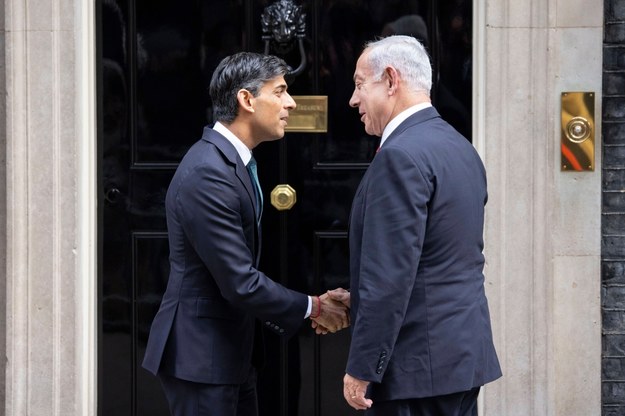 Premier Wielkiej Brytanii Rishi Sunak (z lewej) i premier Izraela Benjamin Netanjahu /Tolga Akmen /PAP/EPA